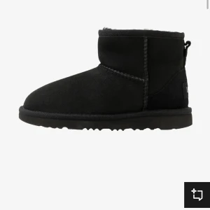Uggs äkta - Säljer mina äkta svarta uggs, de är vattentåliga och impregnerade🙌🏼