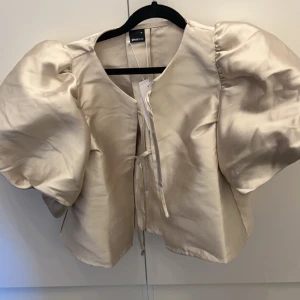 Blus Gina  - Blus från ginaTricot storlek 38.  Oanvänd pga fel storlek 