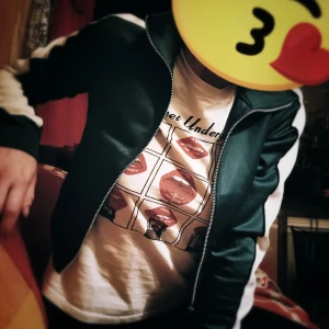 Grön jacka med dragkedja - Säljer en snygg grön jacka med vit rand på ärmarna. Jackan har en dragkedja framtill och är perfekt för en casual look. Den är långärmad och gjord i ett mjukt material som känns skönt mot huden. Perfekt för höst och vår!