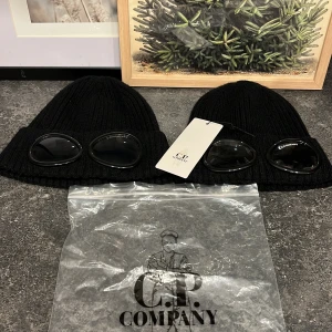 Cp company mössor - Två cp company mössor | skick 10/10 | en är helt ny och den andra är använd 3 gånger | cp company påse följer med | En för 375kr | hör av er vid frågor📩