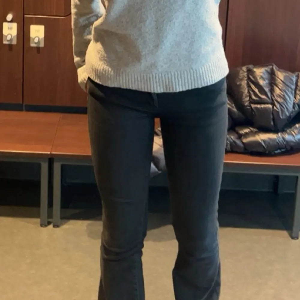 låga jeans från bikbok  , Jätte bra skick!💕. Jeans & Byxor.