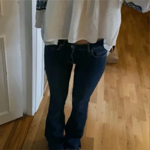 Lågmidjade jeans - Säljer dessa lågmidjade jeans då de inte kommer till användning. Väldigt bra skick 💕