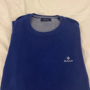 Gant Sweatshirt  - Hej! Nu säljer jag min Gant Sweatshirt. Den är lite urtvättad men ändå fin. Pris kan diskuteras
