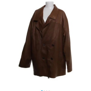 Skinnjacka  - Herrkavaj i storlek 58. Akrostikon använd. Köpt för 5000kr 2020. Superfin och inte så tung! 