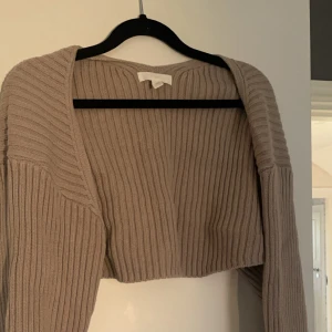 Bolero - Jättefin beige bolero från HM i storlek M i fint skick knappt använd köpt härifrån plick💕 Säljer den då den inte kommer till användning! Passar S/M 