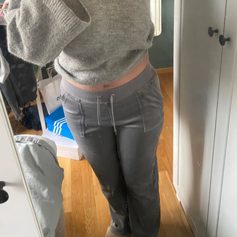 Säljer ett par grå mjukisbyxor från Juicy Couture i storlek S, dom är använda men har inga defekter🙏 . Jeans & Byxor.