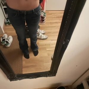 Lowwaist jeans  - Lågmidjade utsvängda jeans som är as snygga! De är använda ca 3 gånger💓 skulle säga att de passar xs/s