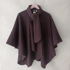 Poncho - Superfin poncho/cape som skiftar i brun/röd beroende på ljus. Säljer då jag har en liknande som jag gillar lite mer, perfekt inför hösten. One size💝