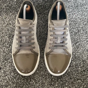 Lanvin sneakers - Fräscha lanvins | liten defekt bak på sulan( syns knappt vid användning) därav lite lägre pris | uk 6- Strl 40-41 | fraktas inom 24h | inget og ingår, bara skorna | hör av er vid fler frågor |