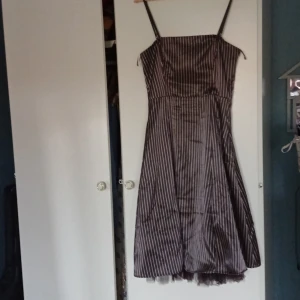 Klänning - Inte min stil, för liten och aldrig använt, hänger bara och skräpar mäst