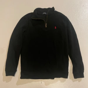 Ralph Lauren halfzip  - Halfzip i storlek S. Riktigt snygg o skön till vintern. Mycket bra skick. Skriv gärna om frågor!!
