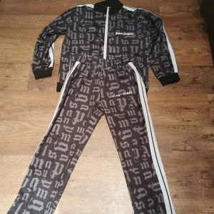 Palm angels - Palm angels tracksuit riktigt fin dens byxor text är lite sönder pris kan diskuteras 