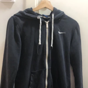 Nike kofta - Nike kofta  Har använts väldigt ofta men jag kan tvätta den inann jag fraktar iväg den 🖤