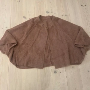 Snygg jacka/kofta - Snygg rosa jacka/kofta aldrig använd bara testad. Vet inte var den är ifrån för har fått den och finns ingen lapp. 