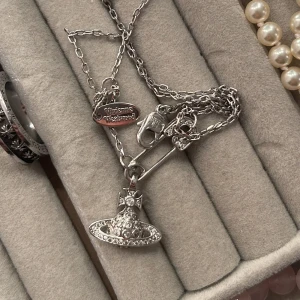 Vivienne Westwood halsband - Vivienne Westwood halsbandet med safety pin modellen.