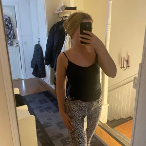 Only jeans - Hej! Säljer only jeans helt nya. Köpte fel storlek. De är storlek M men sitter som S tycker jag. Lite för långa på mig sol är 1.54. Ny pris 440 kr. Säljer för 300🛍️