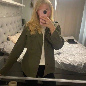 Supersnygg höstjacka😇 - Säljer denna coola höstjacka i en storlek S den inte kommer till användning🥰