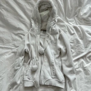 Söt kofta med glitter detalj💘 - Har aldrig kommit till användning, inga synliga defekter. 