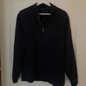 Massimo Dutti - Marinblå tröja från Massimo Dutti.  Fint skick Storlek M (herrstorlek) 