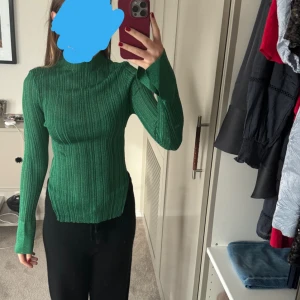 Topp - En grön, glittrig, långärmad festtopp med slits i sidorna och armarna. Den är från Gina Tricot och använd någon enstaka gång och är i nyskick💕💕