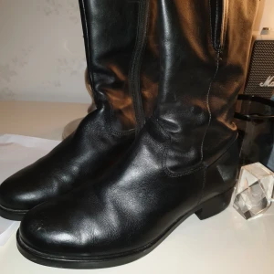 Ecco Stövlar Svart 3 - Snygga svarta stövlar från Ecco. Stövlarna är i gtt skick och har en bekväm passform.