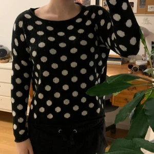 Prickig tröja - jätte söt prickig tröja ifrån hm! den har en deag kedja i bak 