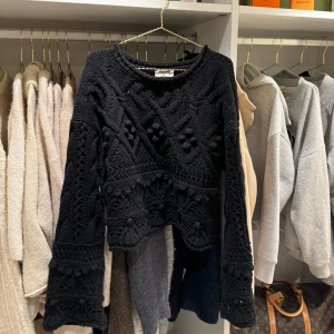 Svart stickad tröja - Säljer denna jättefina svarta stickade tröjan från Chiquelle. I storlek M/L❤️ Kom privat för fler bilder 