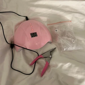 Nagel kit (uv-lampa, tippar, nagelklippare) - Nagelprodukter i nyskick, endast användts väldigt få gånger