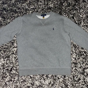 Grå polo ralph lauren tröja - Säljer en nice ralph lauren tröja då den är för liten. Skick 8/10.  Priset kan diskuteras vid snabb affär.