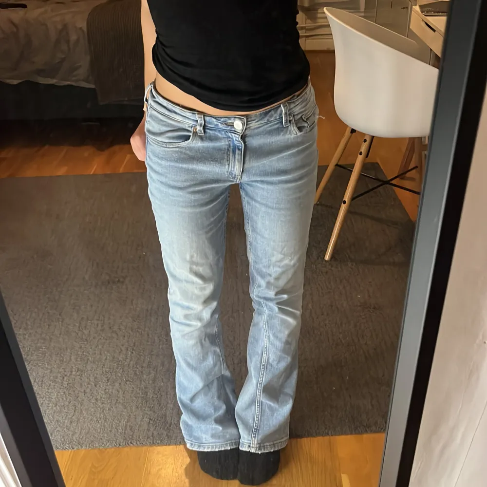 Super snygga jeans från Gina Tricot, mycket bra skick. Storlek 158 men funkar på större och mindre storlekar. OG pris 300kr.. Jeans & Byxor.