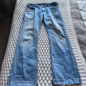 Diesel jeans - Super snygga jeans från diesel som tyvärr inte passar längre. Har själv gjort de längre. Midjemått-41cm. Innebenslängden-74cm