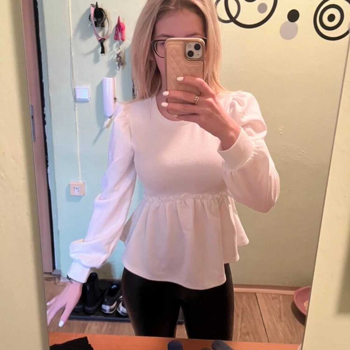 Vit blus med Krås  - 90