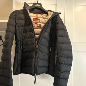 Parajumpers jacka - Super fin Parajumpers jacka i väldigt fint skick, bara använd fåtal gånger. Säljer då den inte är min stil längre. Storlek xs. Köpt på Johnells så självklart äkta. Nypris ca 5000 kr, kan sänka pris vid snabb affär. Skriv om ni har frågor.