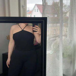 Ribbat linne - Ribbat linne med unika axelband. Från Gina Tricot i strl M. Använd några gånger men fint skick🖤