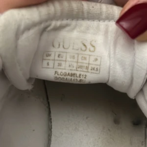 Guess skor vita  - Sköna fina skor 