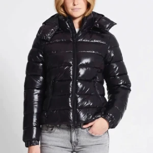 Lager 157, nikki dunjacka svart - Säljer denna efterfrågade svarta dunjackan från Lager 157💕. Den är slutsåld i alla storlekar på deras hemsida och även slut i butik. Den är helt ny med  prislapp! Pris går att diskuteras💕