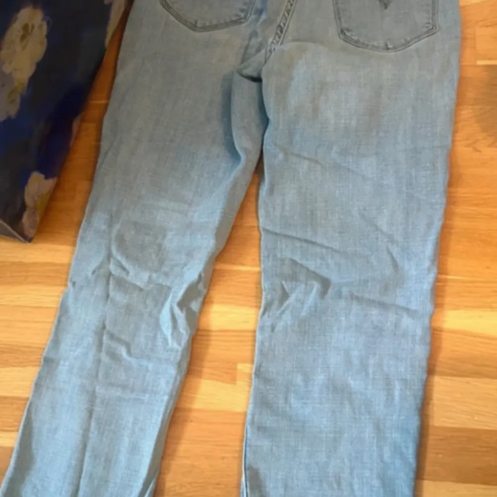 Säljer dessa otroliga jeans från Levi’s. Jag är 160 lång & har storlek S. Funkar som en smäck! Liiite långa kanske men knappt! . Jeans & Byxor.