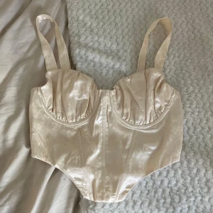 Topp korsett NA-KD - Jättefin korsett topp från NA-KD som aldrig är använd. Jättefint mönster och fin färg!