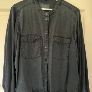 Denimblus Noisy May - Svart/grå denimblus med farfarskrage från Noisy May Använd en gång stl XXL men liten i storleken. Passar dig med L-XL