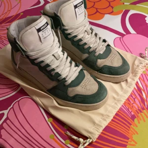 Arigato dice hi  - Säljer nu mina dojor då de inte kommit på användning på länge, perfekta vinterskor, varma o luftiga.  Kom gärna med frågor elr funderingar!!