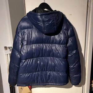 Blå glossy vinterjacka - Säljer min blåa glossy vinter jacka då jag har köpt en ny 