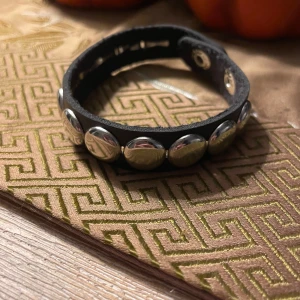 nit armband - säljer då jag aldrig fått någon användning för det, justerbart 