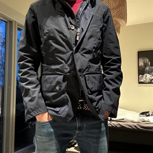 Ralph Lauren RLX jacka - Säljer nu min Ralph Lauren rlx jacka, perfekt för hösten. Jackan har en inbyggd väst som går att ta av. Luvan är gömd bakom en dragkedja. Väldigt bra skick 9/10. Storlek s men passar mig som är 180 70 kg. Skriv om du har frågor.