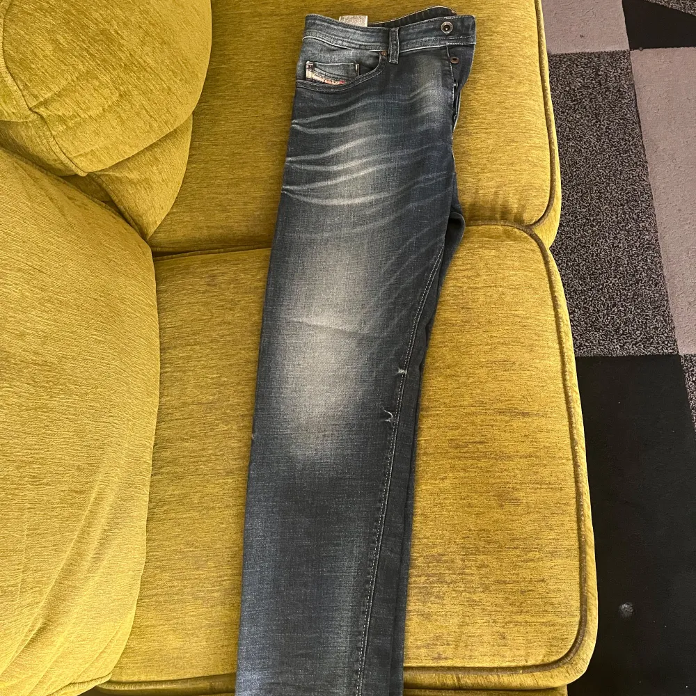 Helt nya jeans i perfekt kondition. Dom är jätte bekväma och snygga.  Storlek: Bredd 34 längd 32. Regular slim-tapered.. Jeans & Byxor.