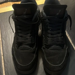Jordan 4 black cats  -  Jordan 4’s köpta för ca 3000kr (begagnade) de är storlek 43/44/45 på samma gång, jag säljer dem för att jag behöver snabba pengar