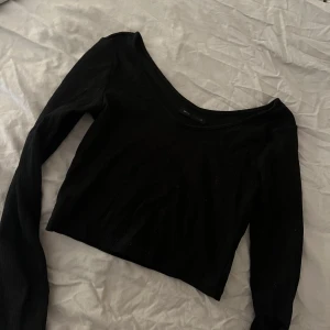 långärmad tajt topp - Svart urringad tajt långärmad tröja stl xs, jätte fint skick! Köpt i Polen 