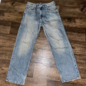 Baggy Weekday jeans. Lite slitna på vissa ställen men fortfarande bra skick. Storlek W29/L32