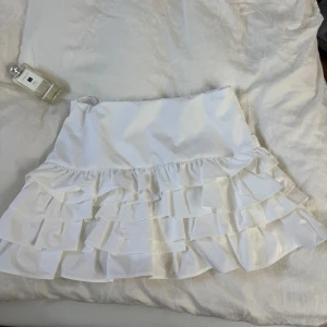 White zara skirt - Cute zara skirt  Not used Can send💗