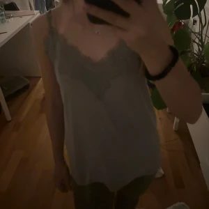 Spetslinne - Säljer detta linnet då det inte kommer till användning. Den är nästan aldrig använd och väldigt bra skick!💗