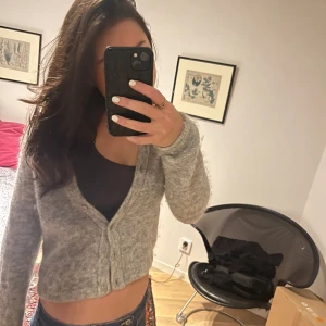 Grå kofta - Super fin stickad grå kofta, Köptes för 1000 och säljer den nu för 599💕💕